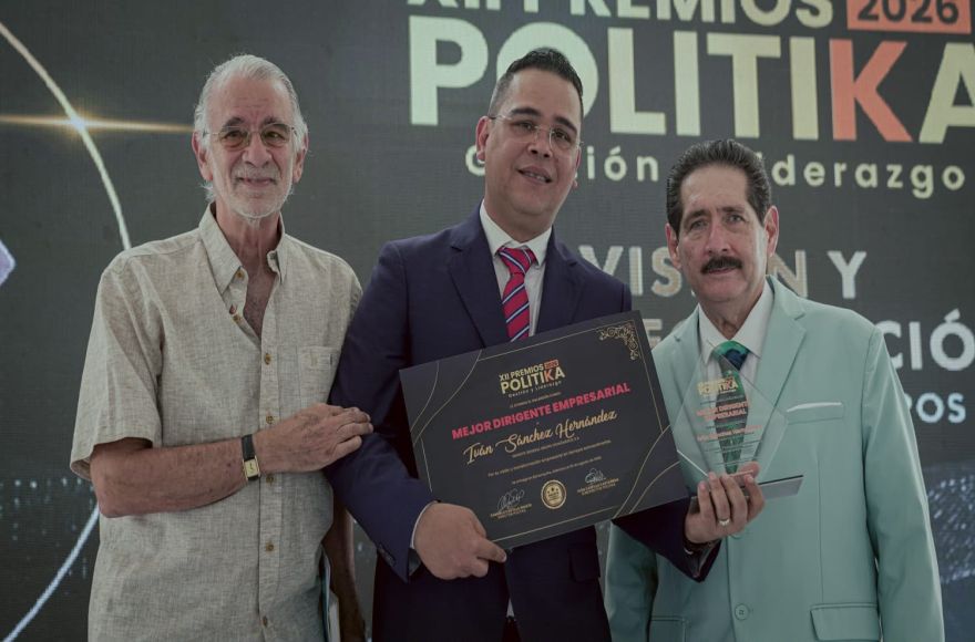 Gobernador del Atlántico destacó liderazgo y resiliencia de Monómeros en entrega del Premio Politika