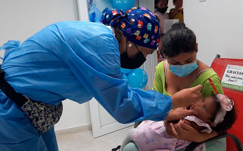 Fotografía Enfermera vacunando niño