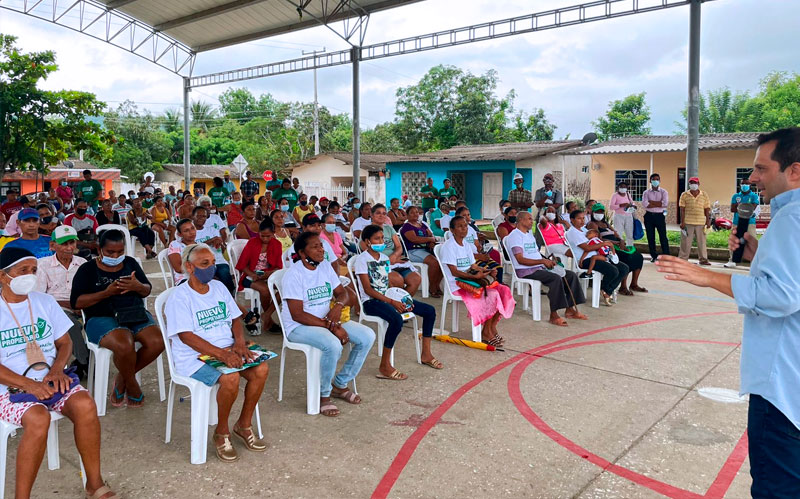 Fotografía del viceministro de Vivienda, Carlos Ruiz entregando títulos de vivienda en Luruaco