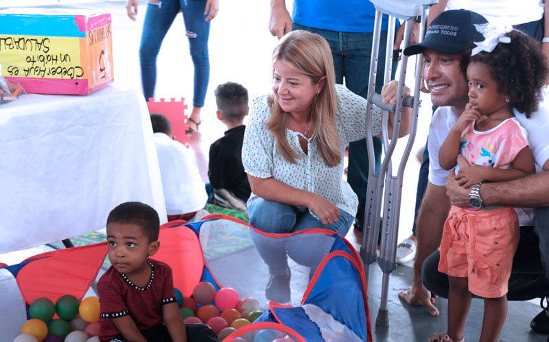 Fotografia de la gobernadora con niños beneficiados del programa 'Nutriendo Vidas'