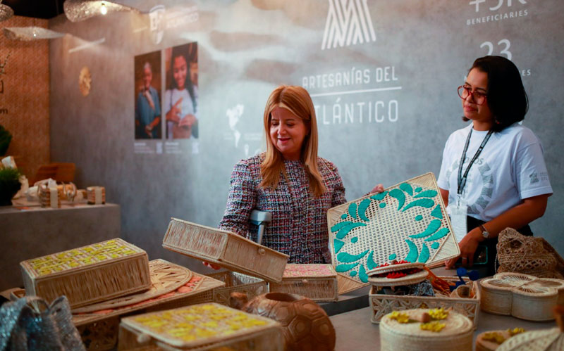 Fotografía de la Gobernadora presentando las artesanías del Atlántico