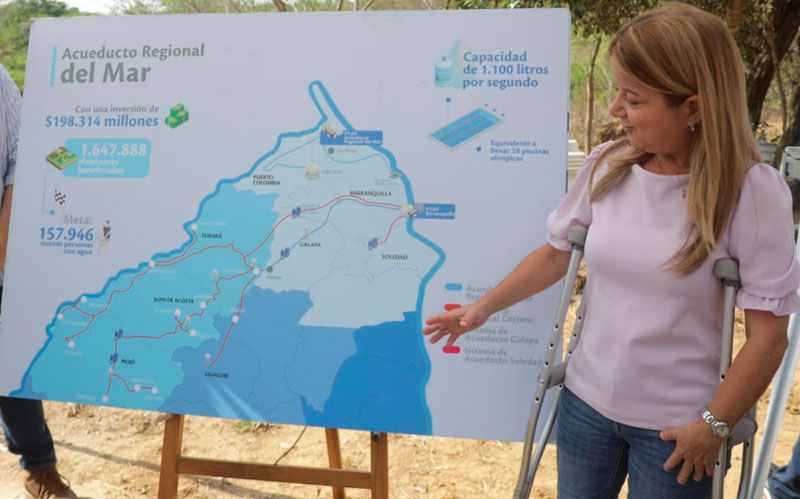 Fotografía Gobernadora Elsa Noguera viendo mapa por donde pasa el acueducto costero