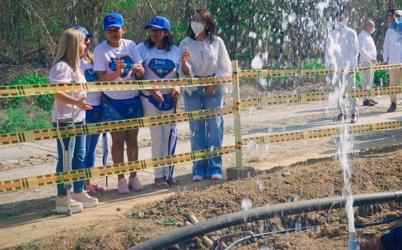Fotografía de gobernadora revisando acueducto rural de Piojo