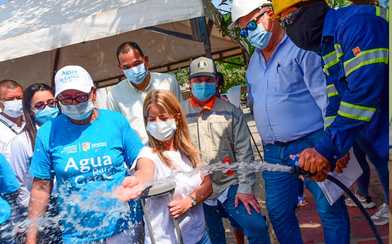 Fotografía gobernadora Inaugurando servicio de agua potable