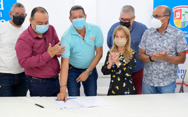 Fotografia de la Gobernadora Elsa Noguera con trabajadores de la Salud del Departamento