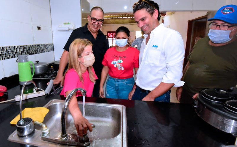 Fotografía de gobernadora Elsa Noguera abriendo llave de agua en lavamanos