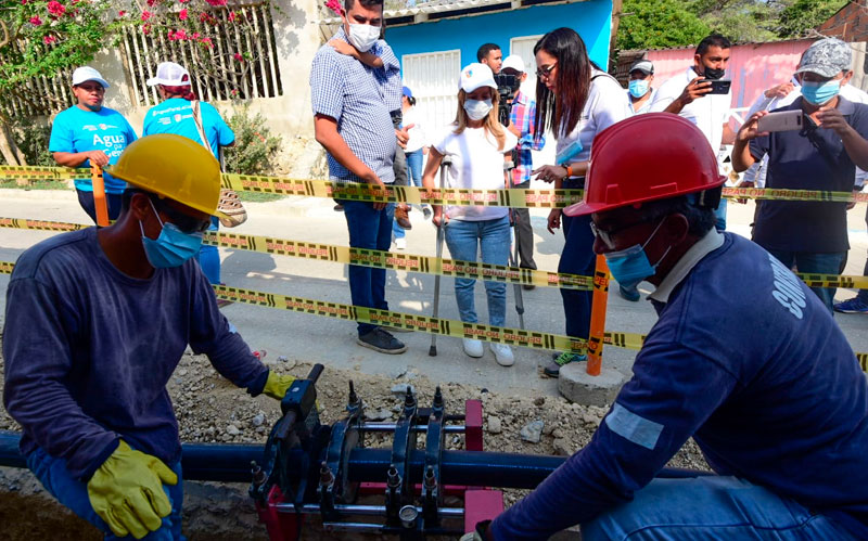 Fotografia de la goberadora Elsa Noguera supervisando obras de Agua potable