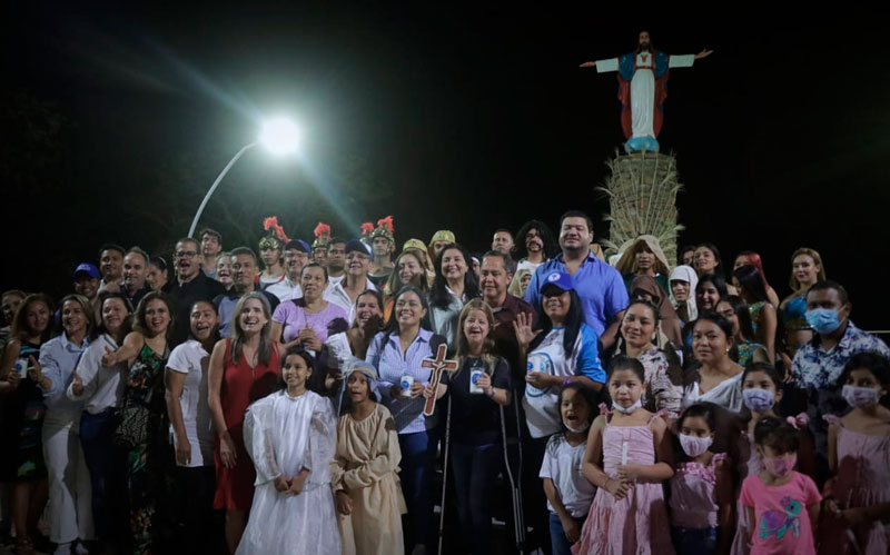 Fotografia gobernadora Elsa Noguera en inauguración del alumbrado publico del Parque Mirador de Usiacurí