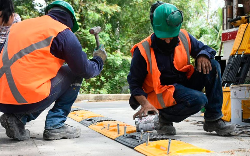 Fotografía de trabajadores instalando señalización