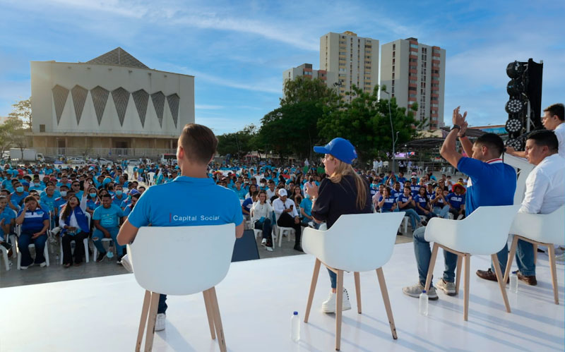 Fotografia Gobernadora Elsa Noguera en Asamblea Juvenil en la Plaza de la Paz