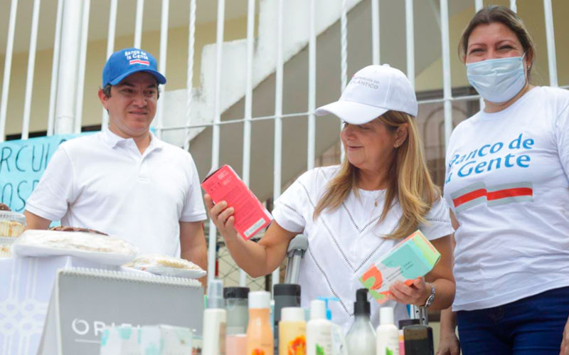 Fotografía gobernadora con beneficiario del Banco de la Gente