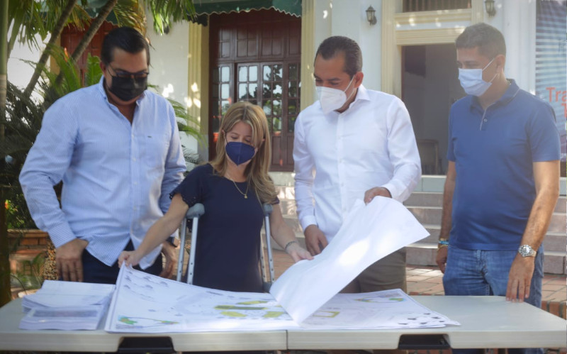 Fotografía Gobernadora Elsa Noguera viendo los planos de Bellas Artes