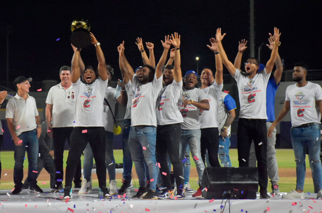 Fotografía equipo de Beisbol de los Caimanes festejando titulo