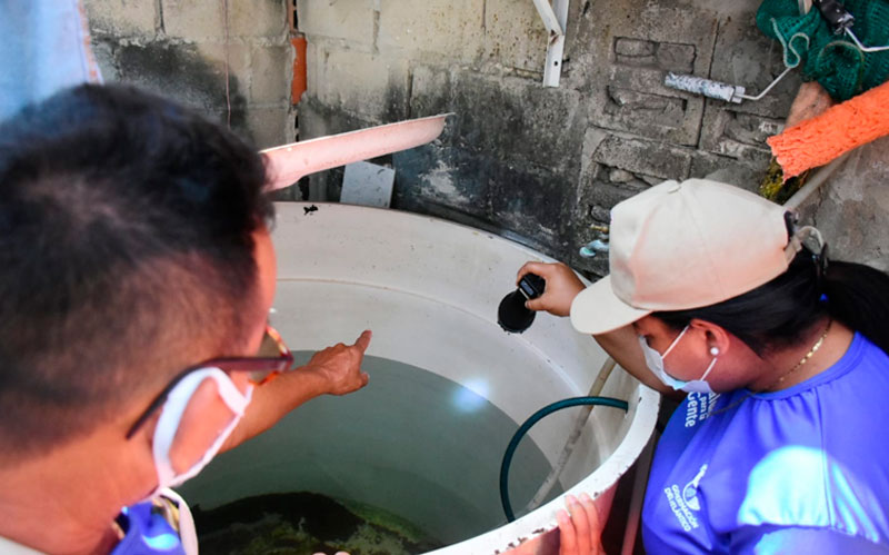 Fotografía secretaria de Salud del departamento del Atlántico inspecciona tanques en busca del mosquito trasmisor del dengue