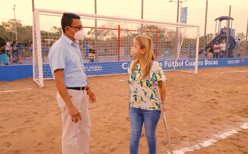 Fotografía gobernadora entregando cancha