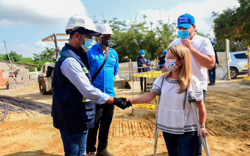 Fotografía Gobernadora supervisando obra de la cancha La Malanga, en Santa Cruz