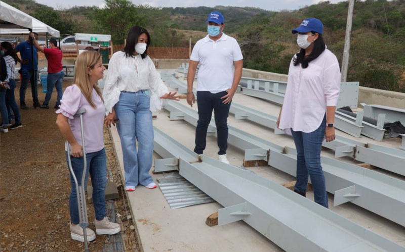 Fotografía Gobernadora Elsa noguera revisando obra de Parque de Aguas Viva