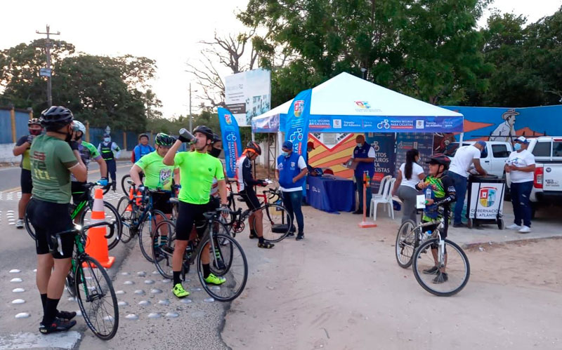 Fotografía de ciclistas en las vías del Atlántico
