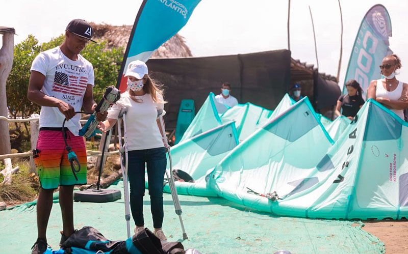 Fotografia de gobernadora Elsa Noguera con Joven Kitesurfista recibiendo cometa nueva