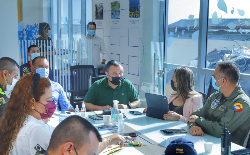 Fotografía del Secretario del interior en Reunión con autoridades de seguridad