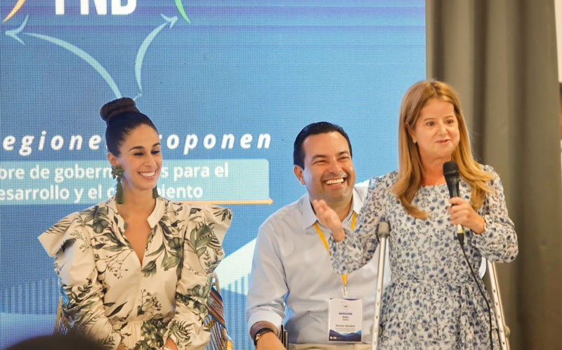 Fotografía de gobernadora Elsa Noguera en cumbre de Gobernadores