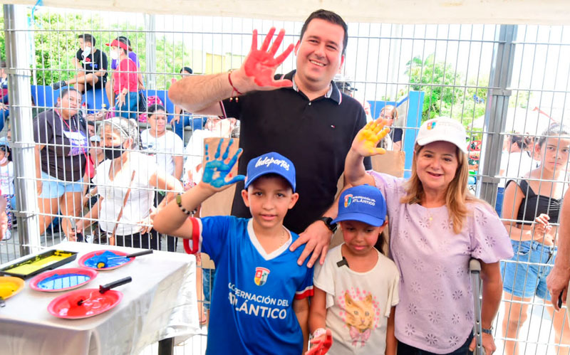 Fotogarfia de la gobernadora Elsa Noguera con niños de Sabanagrande