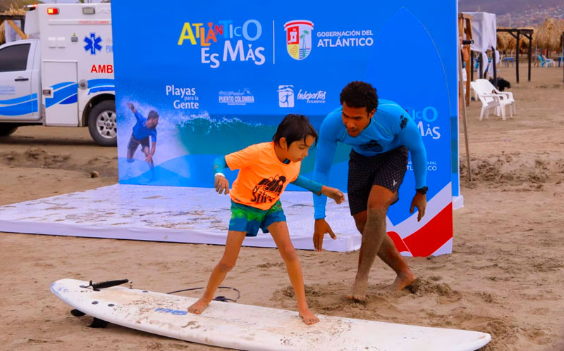 Fotografía niño practicando Surf en playas del Atlántico