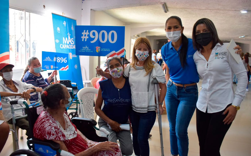 Fotografia gobernadora con Inés Isabel Dimas beneficiaria de ayudas técnica