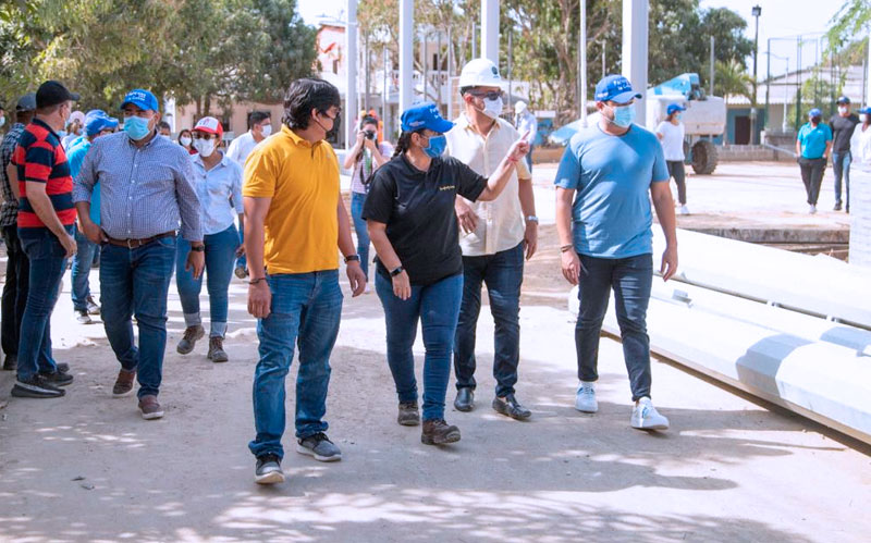 Fotografía Secretaria de Infraestructura revisando las obras de Parque Para La gente