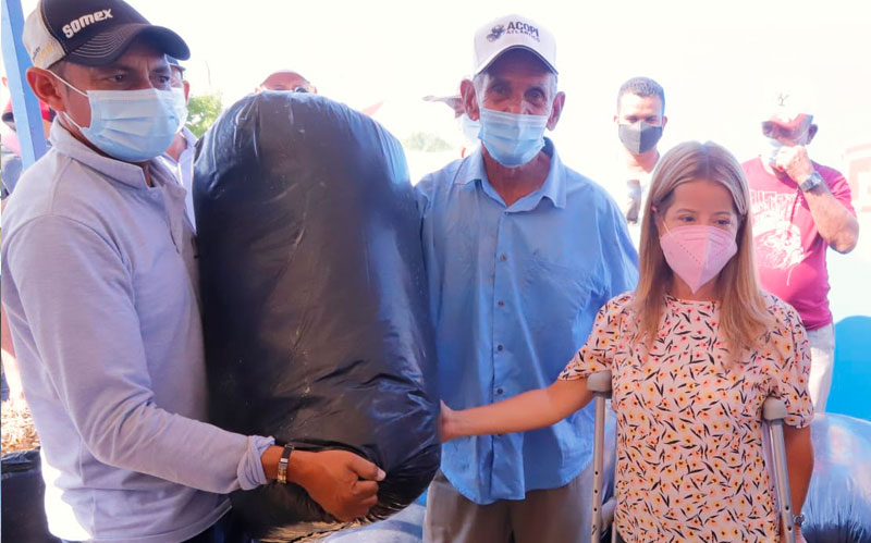 Fotografía de la gobernadora entregando silo a campesinos