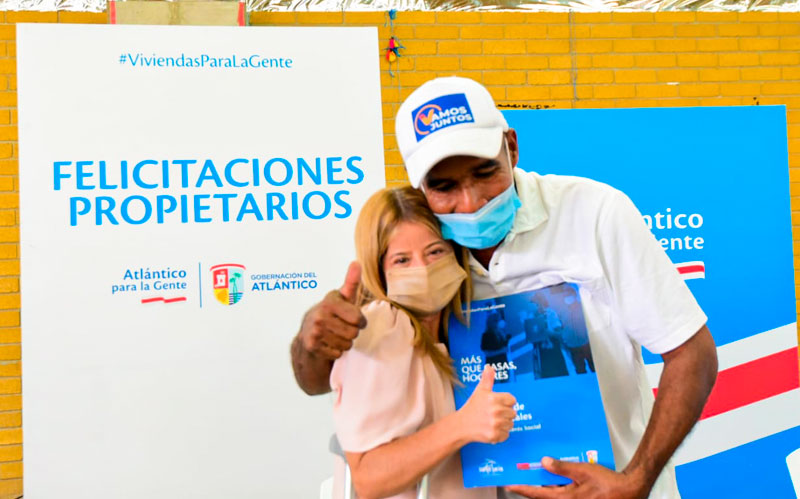 Fotografía de Beneficiario recibiendo titulo en Santa Lucia