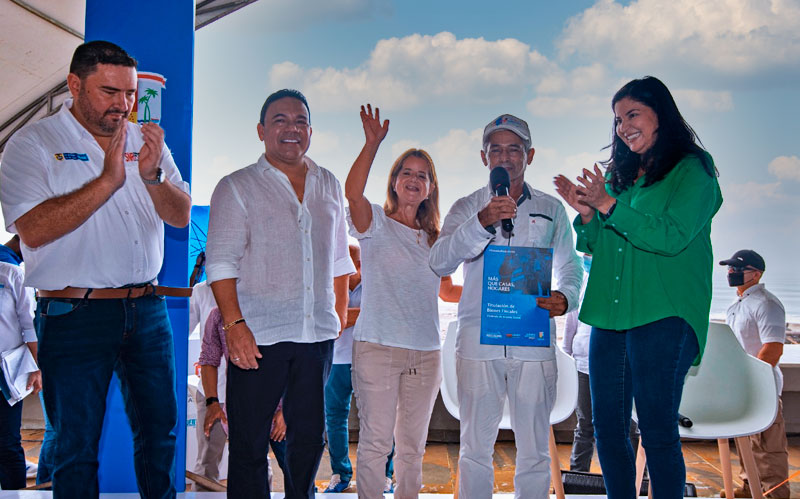Fotografía de la gobernadora entregando títulos de propiedad en Puerto Colombia