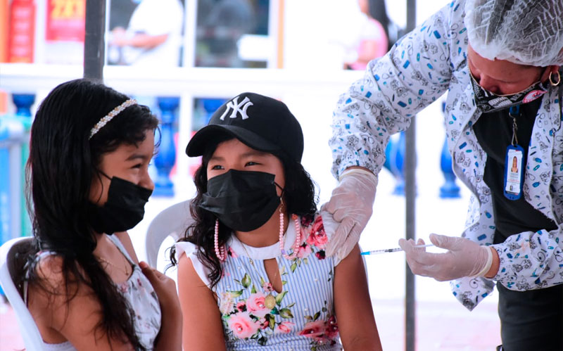 Fotografía de niñas vacunándose en la jornada