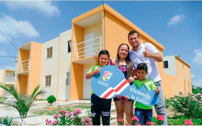 Fotografia de familia frente a su Vivienda de Interés Prioritario
