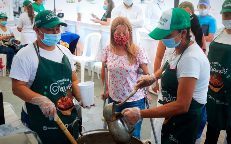 Foto gobernadora recibiendo un plato de sopa de guandules