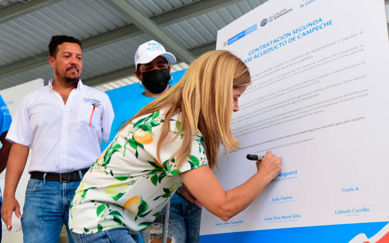 Fotografía de firma simbólica de gobernadora para el acueducto de Campeche