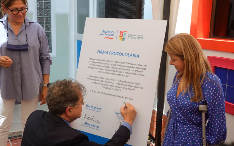 Fotogarfia de firma protocolaria de memorando de entendimiento con el Instituto Curie de Francia