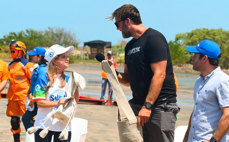 Fotografía gobernadora entregando souvenir en el mundial de Kitesurf