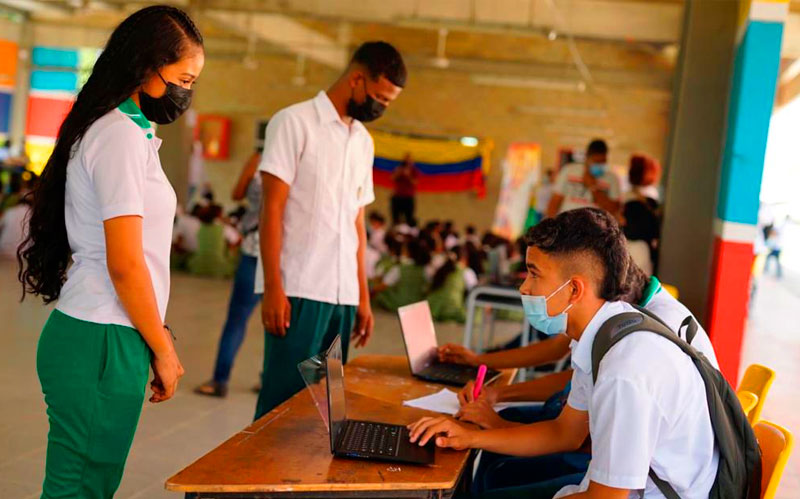 Fotografía de jóvenes en Colegio participando en la Semana de la Participación Democrática