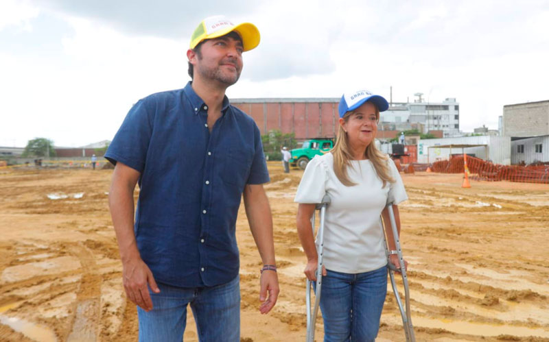 Fotografía Gobernadora Elsa Noguera y el Alcalde de barranquilla Jaime Pumarejo inspeccionando, las obras de El Gran Bazar