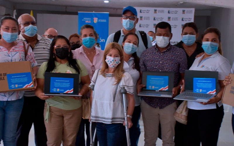 Fotografía Gobernadora entregando dotación destinada a proyectos de innovación