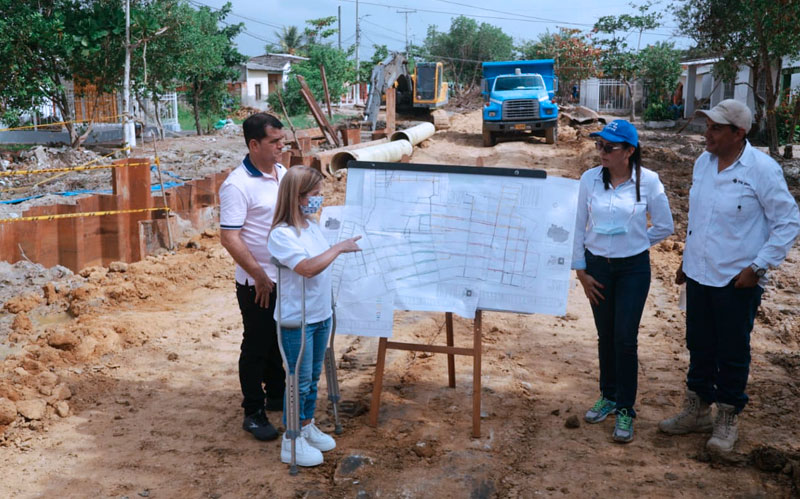 Fotografia gobernadora supervisando construcción del hospital municipal de Palmar de Varela.