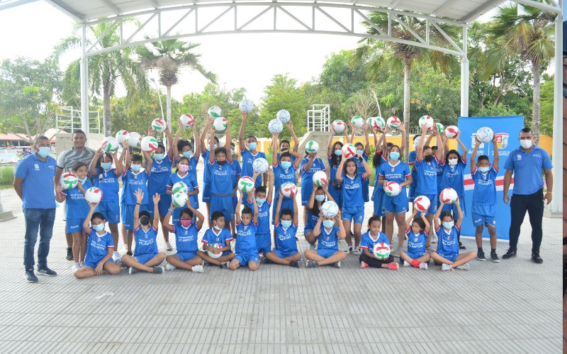 Fotografía niños con regalos entregados por Indeportes