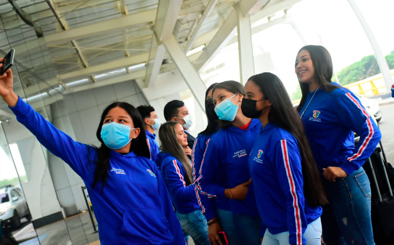 Fotografía de jóvenes viajeros en el Aeropuerto antes de viajar al encuentro