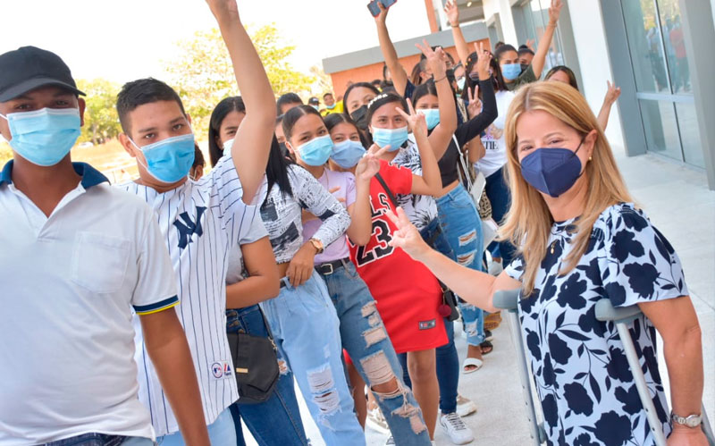 Foto de jóvenes con gobernadora en Sabanalarga