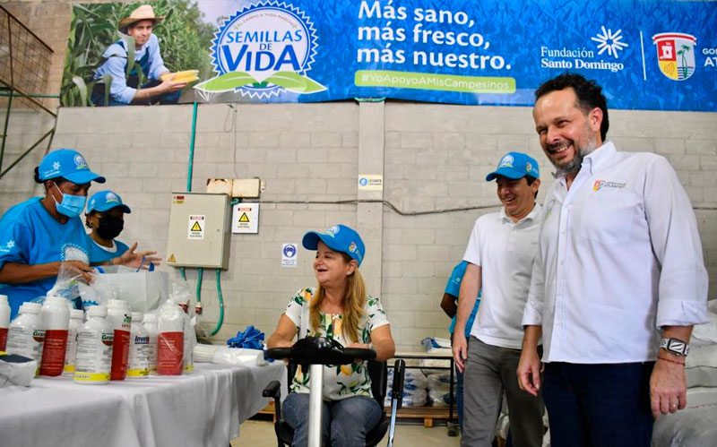 Fotografía gobernadora revisando kits agrícolas a entregar a beneficiarios del programa