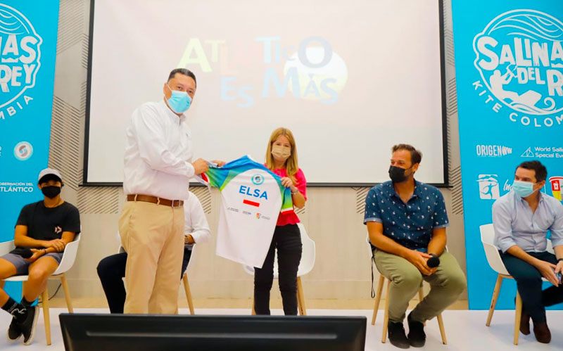 Fotografía Gobernadora Elsa Noguera recibiendo camiseta del mundial de Kitesurf