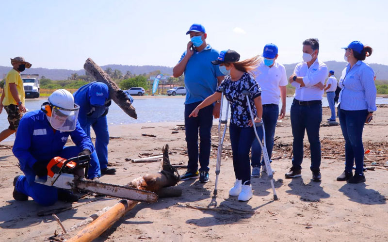 Fotografía de la Gobernadora Elsa Noguera supervisando la limpieza de las playas
