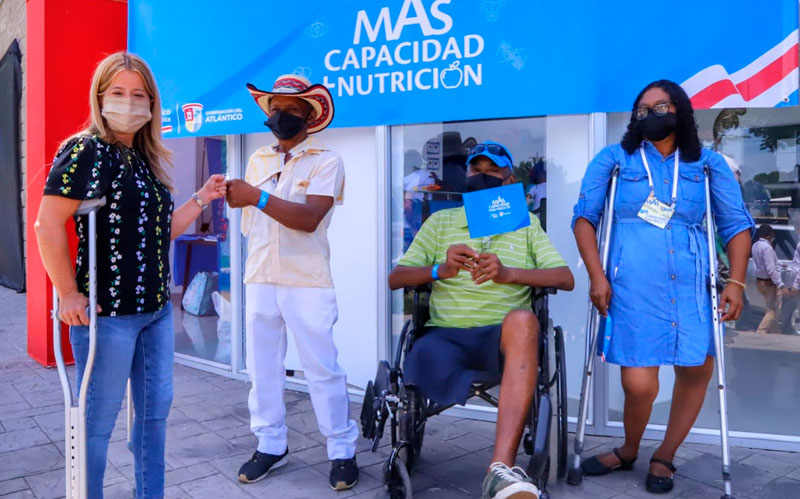 Fotografía gobernadora Elsa Noguera con habitantes del programa 'Más Capacidad, Más Nutrición
