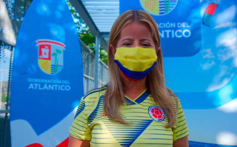 Fotografia Gobernadora Elsa Noguera con camiseta de la selección Colombia